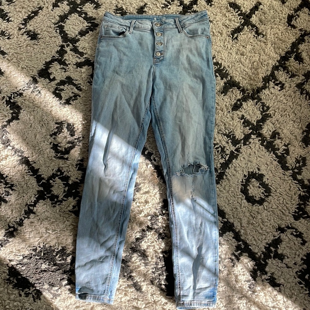 Old navy distressed knee jean